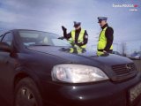Policjanci w trakcie kontroli drogowej przy samochodzie
