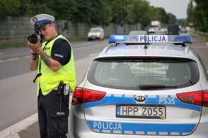 Zdjęcia kolorowe: Umundurowani policjanci ruchu drogowego wykonujący czynności kontrolno-pomiarowe. Na zdjęciach znajdują się również radiowozy oraz motocykle policyjne.