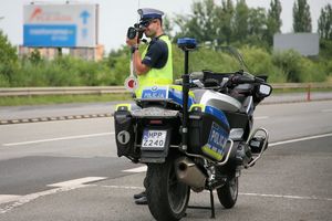 Zdjęcia kolorowe: Umundurowani policjanci ruchu drogowego wykonujący czynności kontrolno-pomiarowe. Na zdjęciach znajdują się również radiowozy oraz motocykle policyjne.