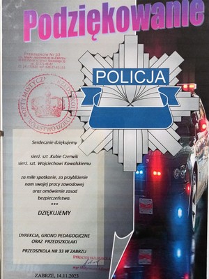 Zdjęciach dyplom i laurka dla policjantów.