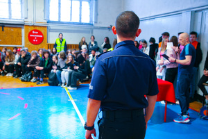 Na zdjęciu Policjanci, uczniowie klas mundurowych i uczniowie 8 klas podczas dni otwartych szkoły na sali gimnastycznej.