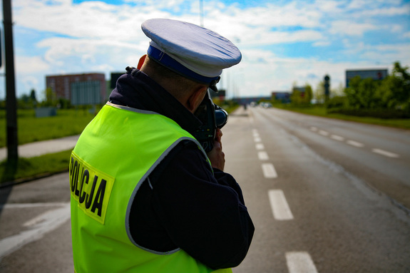 Na zdjęciu policjant podczas kontroli na  drodze